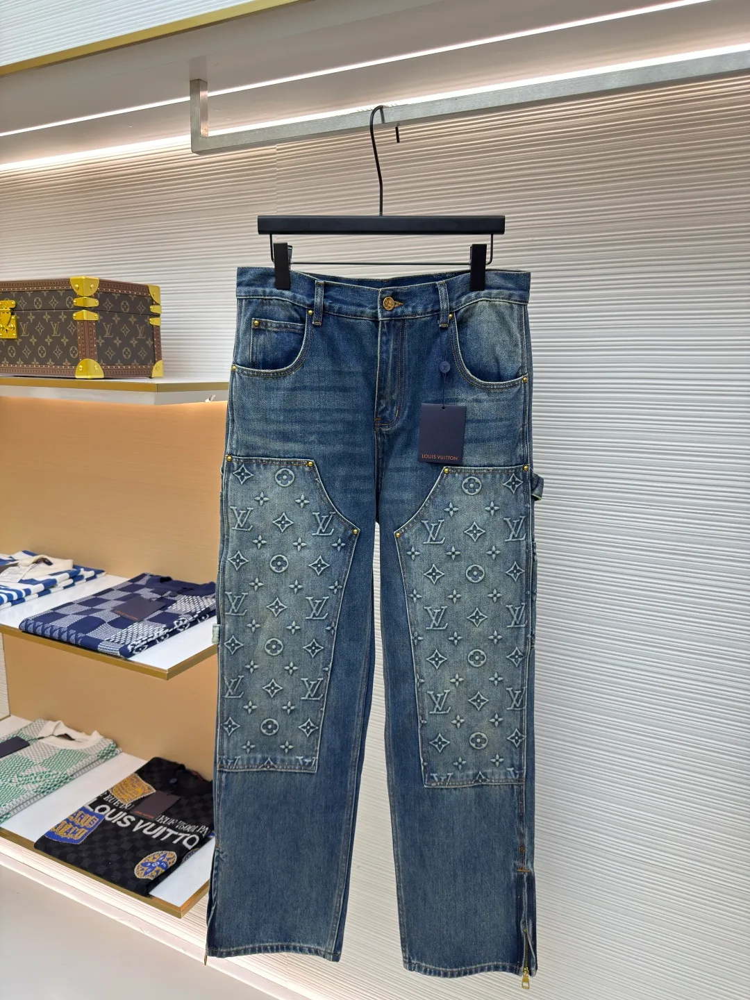 LOUIS VUITTON embossed work jeans ●Authentic product: purchased and developed by 13939 ●Item number: 1680239-B70 ●Material: denim fabric ●Technology: embossed embossed production ●Version: fitted version ●Weight: about 1060 grams ●Size: 28-30-32-34-36 ●Description: Integrating Monogram embossed pockets into a casual workwear silhouette, it can create a trendy look with the same style of overalls, or it can be mixed and matched with separate items to explore more fashion possibilities. Positioned panel splicing design, slightly distressed, washed blue, square nails with lettering under the left sleeve, decorative zipper, snap buttons at the front, standard cut version, casual style, suitable for both men and women. Original goods, washed casual jeans, imported original washed stretch fabric, comfortable and elastic, original hardware accessories decorated with logo, super correct fit, extremely high grade, high quality, fashionable and stylish upper body. The overall wiring is straight and delicate, the fabric is comfortable and soft, and the color is consistent without color difference. It can be matched with the same style to create a fashionable look and control various occasions. Customized accessories, complete with three standards, same style for men and women!